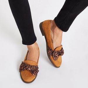Brown leopard print bow round toe loafers size 10